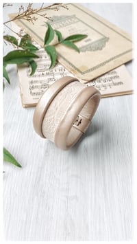 Image 1 of Bracciale bangle artigianale in pelle ESSENTIAL MEDIUM- Damasco light