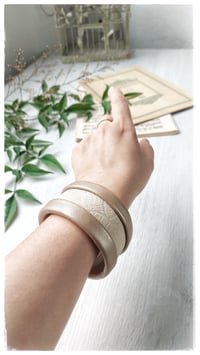 Image 4 of Bracciale bangle artigianale in pelle ESSENTIAL MEDIUM- Damasco light