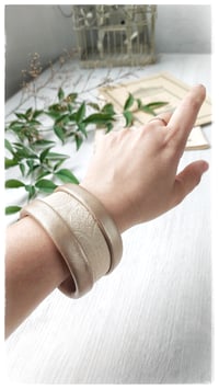 Image 10 of Bracciale bangle artigianale in pelle ESSENTIAL MEDIUM- Damasco light