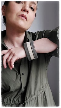 Image 6 of Bracciale bangle artigianale in pelle ESSENTIAL MEDIUM- Damasco Nature
