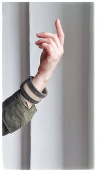 Image 5 of Bracciale bangle artigianale in pelle ESSENTIAL MEDIUM- Damasco Nature