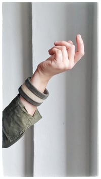 Image 11 of Bracciale bangle artigianale in pelle ESSENTIAL MEDIUM- Damasco Nature