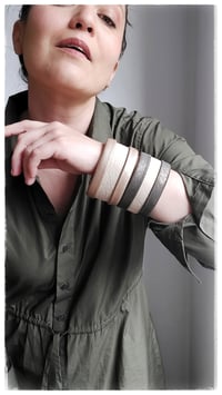 Image 20 of Bracciale bangle artigianale in pelle ESSENTIAL MEDIUM- Damasco Nature