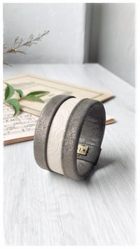 Image 8 of Bracciale bangle artigianale in pelle ESSENTIAL MEDIUM- Damasco Nature