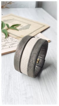 Image 2 of Bracciale bangle artigianale in pelle ESSENTIAL MEDIUM- Damasco Nature