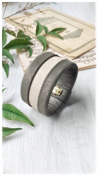 Image 1 of Bracciale bangle artigianale in pelle ESSENTIAL MEDIUM- Damasco Nature