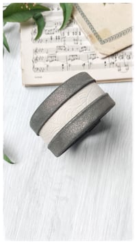 Image 9 of Bracciale bangle artigianale in pelle ESSENTIAL MEDIUM- Damasco Nature