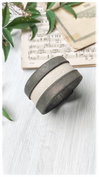 Image 3 of Bracciale bangle artigianale in pelle ESSENTIAL MEDIUM- Damasco Nature
