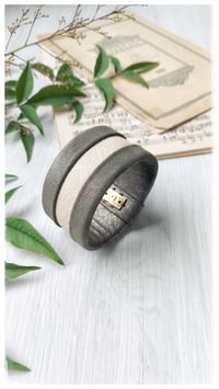 Image 18 of Bracciale bangle artigianale in pelle ESSENTIAL MEDIUM- Damasco Nature