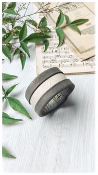 Image 15 of Bracciale bangle artigianale in pelle ESSENTIAL MEDIUM- Damasco Nature