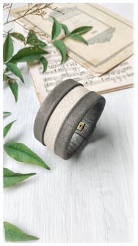 Image 16 of Bracciale bangle artigianale in pelle ESSENTIAL MEDIUM- Damasco Nature