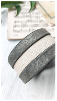 Image 17 of Bracciale bangle artigianale in pelle ESSENTIAL MEDIUM- Damasco Nature
