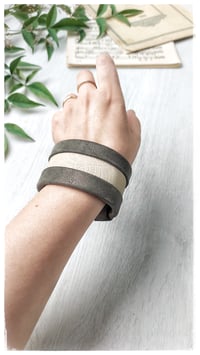 Image 4 of Bracciale bangle artigianale in pelle ESSENTIAL MEDIUM- Damasco Nature