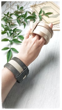 Image 12 of Bracciale bangle artigianale in pelle ESSENTIAL MEDIUM- Damasco Nature