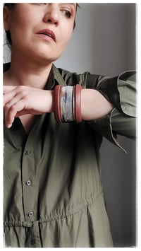 Image 6 of Bracciale bangle artigianale in pelle ANTIOPE KING - Indaco Fondente