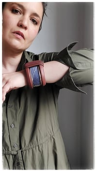 Image 11 of Bracciale bangle artigianale in pelle ANTIOPE KING - Indaco Fondente