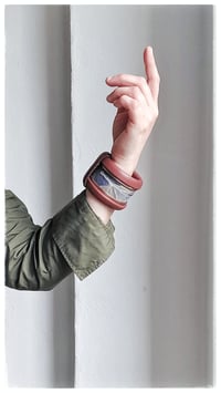 Image 5 of Bracciale bangle artigianale in pelle ANTIOPE KING - Indaco Fondente