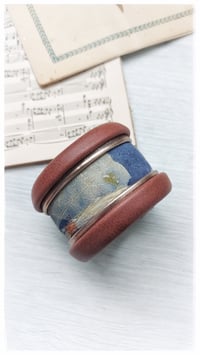 Image 10 of Bracciale bangle artigianale in pelle ANTIOPE KING - Indaco Fondente
