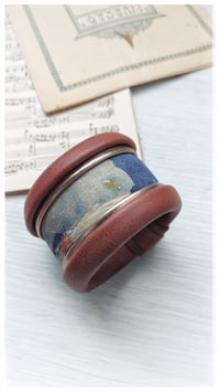 Image 16 of Bracciale bangle artigianale in pelle ANTIOPE KING - Indaco Fondente