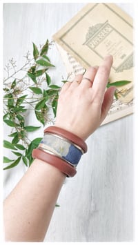 Image 7 of Bracciale bangle artigianale in pelle ANTIOPE KING - Indaco Fondente