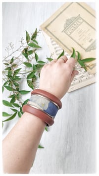 Image 12 of Bracciale bangle artigianale in pelle ANTIOPE KING - Indaco Fondente