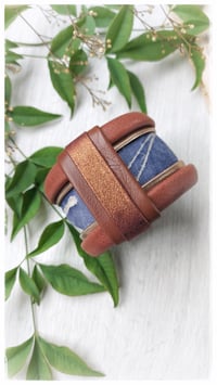 Image 2 of Bracciale bangle artigianale in pelle ANTIOPE KING - Indaco Fondente