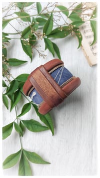 Image 9 of Bracciale bangle artigianale in pelle ANTIOPE KING - Indaco Fondente