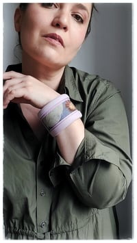 Image 15 of Bracciale bangle artigianale in pelle ANTIOPE KING - Indaco Infinito