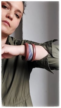 Image 5 of Bracciale bangle artigianale in pelle ESSENTIAL MEDIUM- Indaco Fondente
