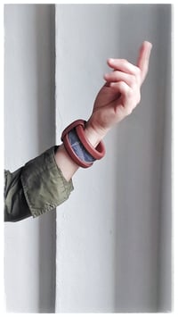 Image 4 of Bracciale bangle artigianale in pelle ESSENTIAL MEDIUM- Indaco Fondente