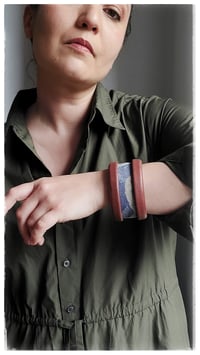 Image 11 of Bracciale bangle artigianale in pelle ESSENTIAL MEDIUM- Indaco Fondente