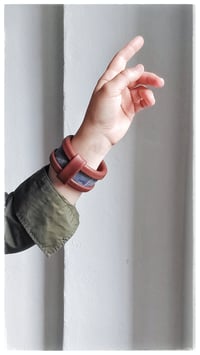 Image 10 of Bracciale bangle artigianale in pelle ESSENTIAL MEDIUM- Indaco Fondente