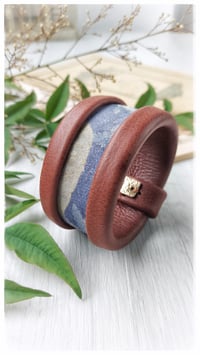Image 2 of Bracciale bangle artigianale in pelle ESSENTIAL MEDIUM- Indaco Fondente