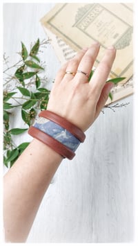Image 6 of Bracciale bangle artigianale in pelle ESSENTIAL MEDIUM- Indaco Fondente