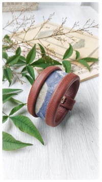 Image 7 of Bracciale bangle artigianale in pelle ESSENTIAL MEDIUM- Indaco Fondente