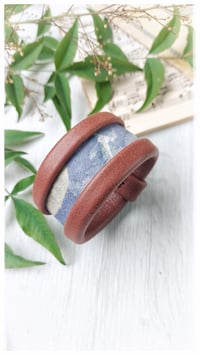 Image 8 of Bracciale bangle artigianale in pelle ESSENTIAL MEDIUM- Indaco Fondente