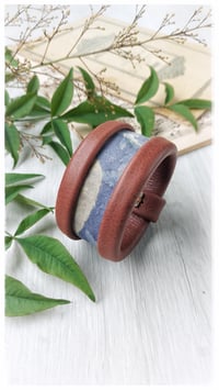 Image 1 of Bracciale bangle artigianale in pelle ESSENTIAL MEDIUM- Indaco Fondente