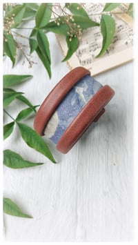 Image 3 of Bracciale bangle artigianale in pelle ESSENTIAL MEDIUM- Indaco Fondente