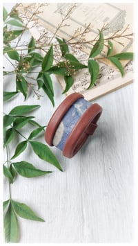 Image 9 of Bracciale bangle artigianale in pelle ESSENTIAL MEDIUM- Indaco Fondente
