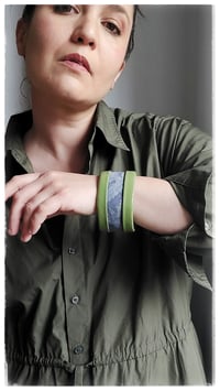 Image 5 of Bracciale bangle artigianale in pelle ESSENTIAL MEDIUM- Indaco Arboreo