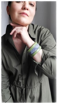 Image 10 of Bracciale bangle artigianale in pelle ESSENTIAL MEDIUM- Indaco Arboreo