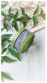 Image 8 of Bracciale bangle artigianale in pelle ESSENTIAL MEDIUM- Indaco Arboreo