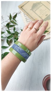 Image 4 of Bracciale bangle artigianale in pelle ESSENTIAL MEDIUM- Indaco Arboreo