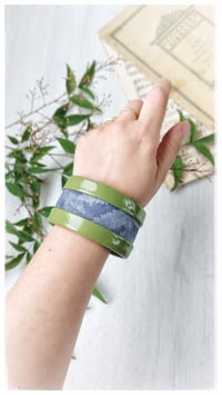 Image 9 of Bracciale bangle artigianale in pelle ESSENTIAL MEDIUM- Indaco Arboreo