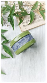 Image 2 of Bracciale bangle artigianale in pelle ESSENTIAL MEDIUM- Indaco Arboreo