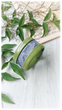Image 13 of Bracciale bangle artigianale in pelle ESSENTIAL MEDIUM- Indaco Arboreo