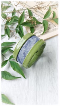 Image 3 of Bracciale bangle artigianale in pelle ESSENTIAL MEDIUM- Indaco Arboreo
