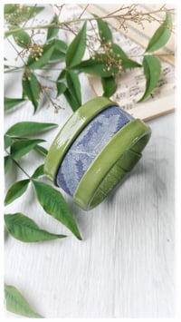 Image 1 of Bracciale bangle artigianale in pelle ESSENTIAL MEDIUM- Indaco Arboreo