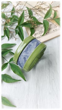 Image 11 of Bracciale bangle artigianale in pelle ESSENTIAL MEDIUM- Indaco Arboreo