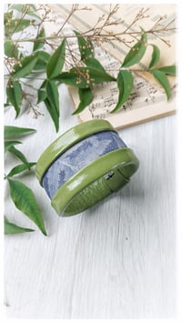 Image 12 of Bracciale bangle artigianale in pelle ESSENTIAL MEDIUM- Indaco Arboreo